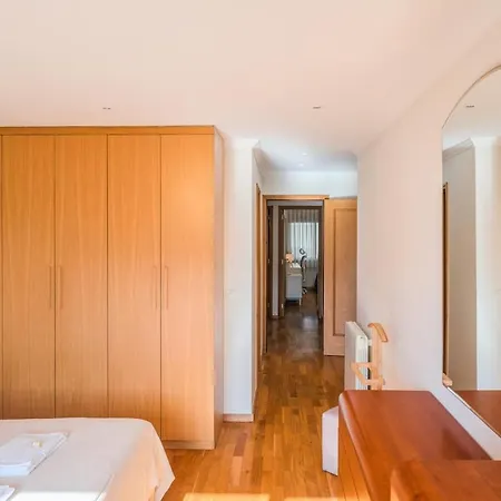 Spacious Seafront - Family Friendly *
