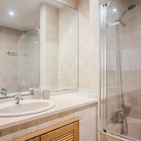 Spacious Seafront - Family Friendly Apartamento