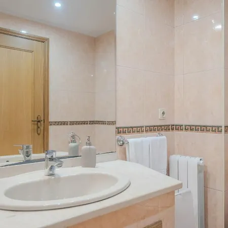 Spacious Seafront - Family Friendly