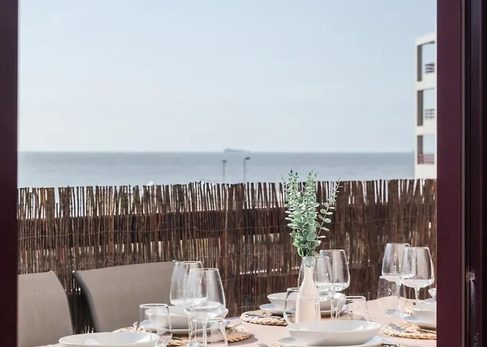 Spacious Seafront - Family Friendly