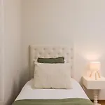 Spacious Seafront - Family Friendly Apartment *