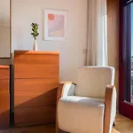 Spacious Seafront - Family Friendly Apartment