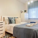 Spacious Seafront - Family Friendly Apartment *