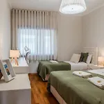 Spacious Seafront - Family Friendly