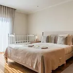 Spacious Seafront - Family Friendly