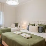 Apartment Spacious Seafront - Family Friendly