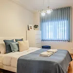 Apartment Spacious Seafront - Family Friendly *