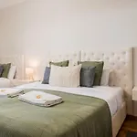 Spacious Seafront - Family Friendly Apartment *