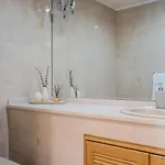 Apartment Spacious Seafront - Family Friendly *