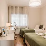 Spacious Seafront - Family Friendly Apartment *