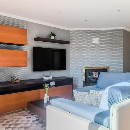 Spacious Seafront - Family Friendly *