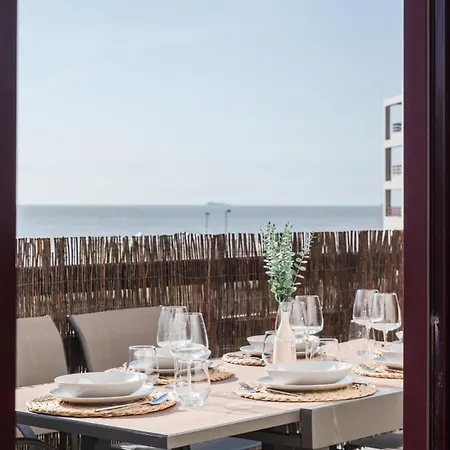 Spacious Seafront - Family Friendly