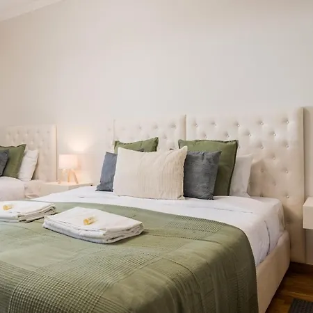 Spacious Seafront - Family Friendly Apartment *