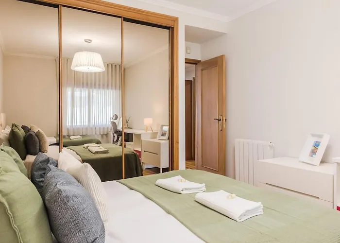 Spacious Seafront - Family Friendly Apartment *