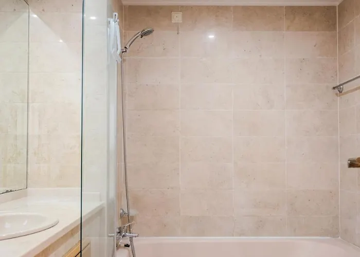 Spacious Seafront - Family Friendly