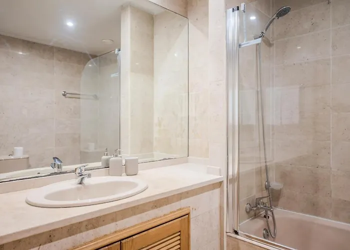 Spacious Seafront - Family Friendly Apartment