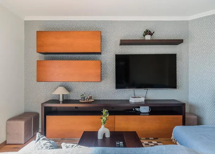 Spacious Seafront - Family Friendly *