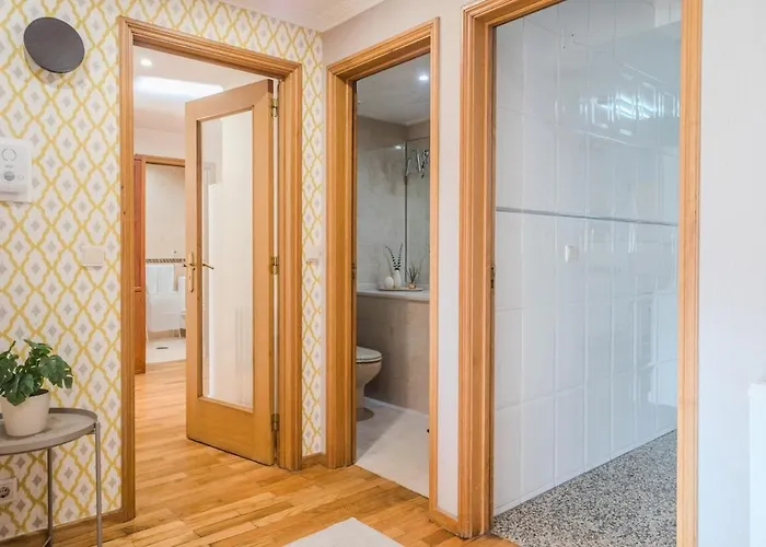 Spacious Seafront - Family Friendly Apartment